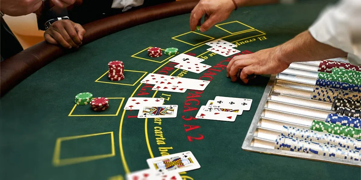 Ilustração de cartas e fichas de casino
